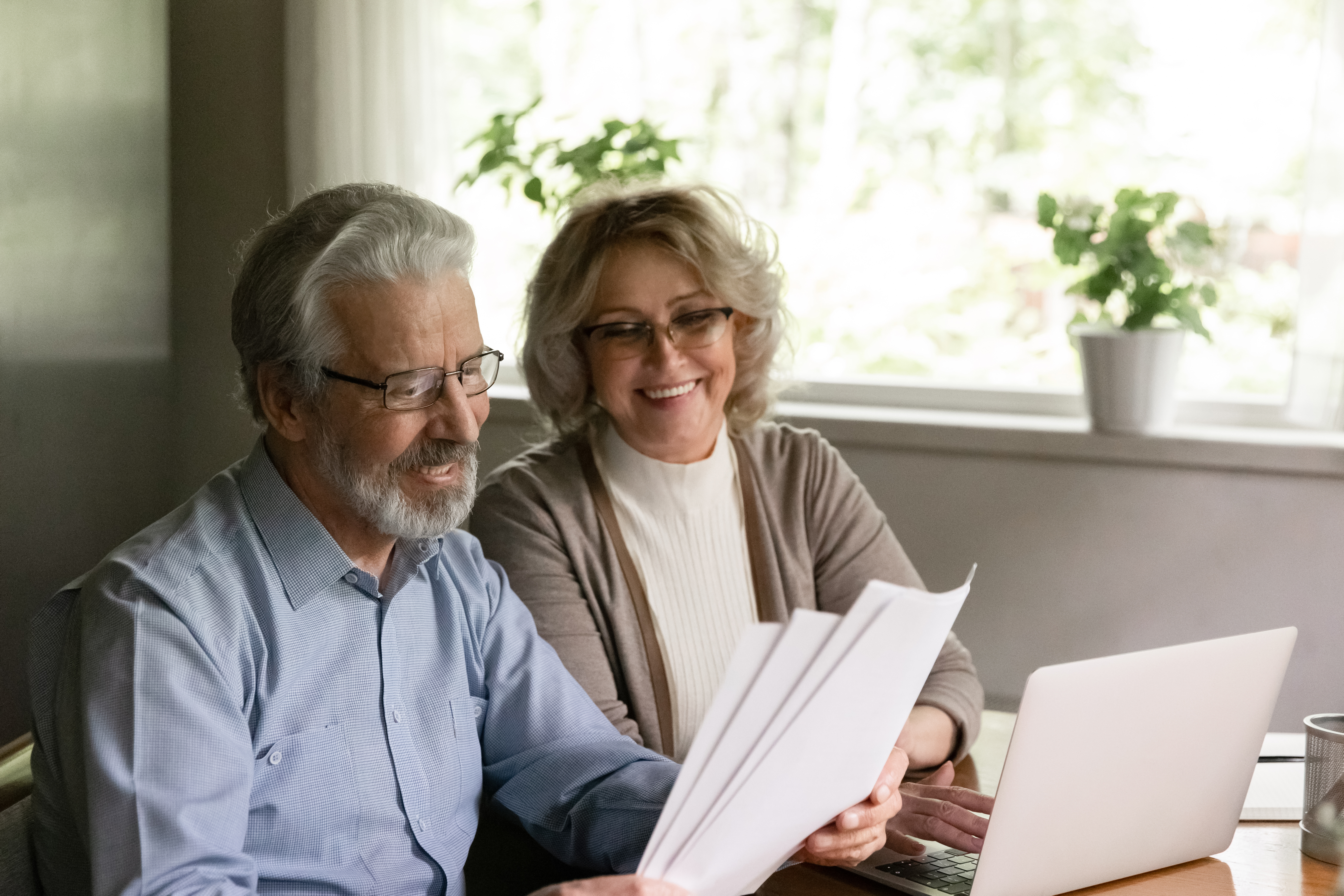 Spouses are preparing documents to obtain a residence permit in Portugal for pensioners