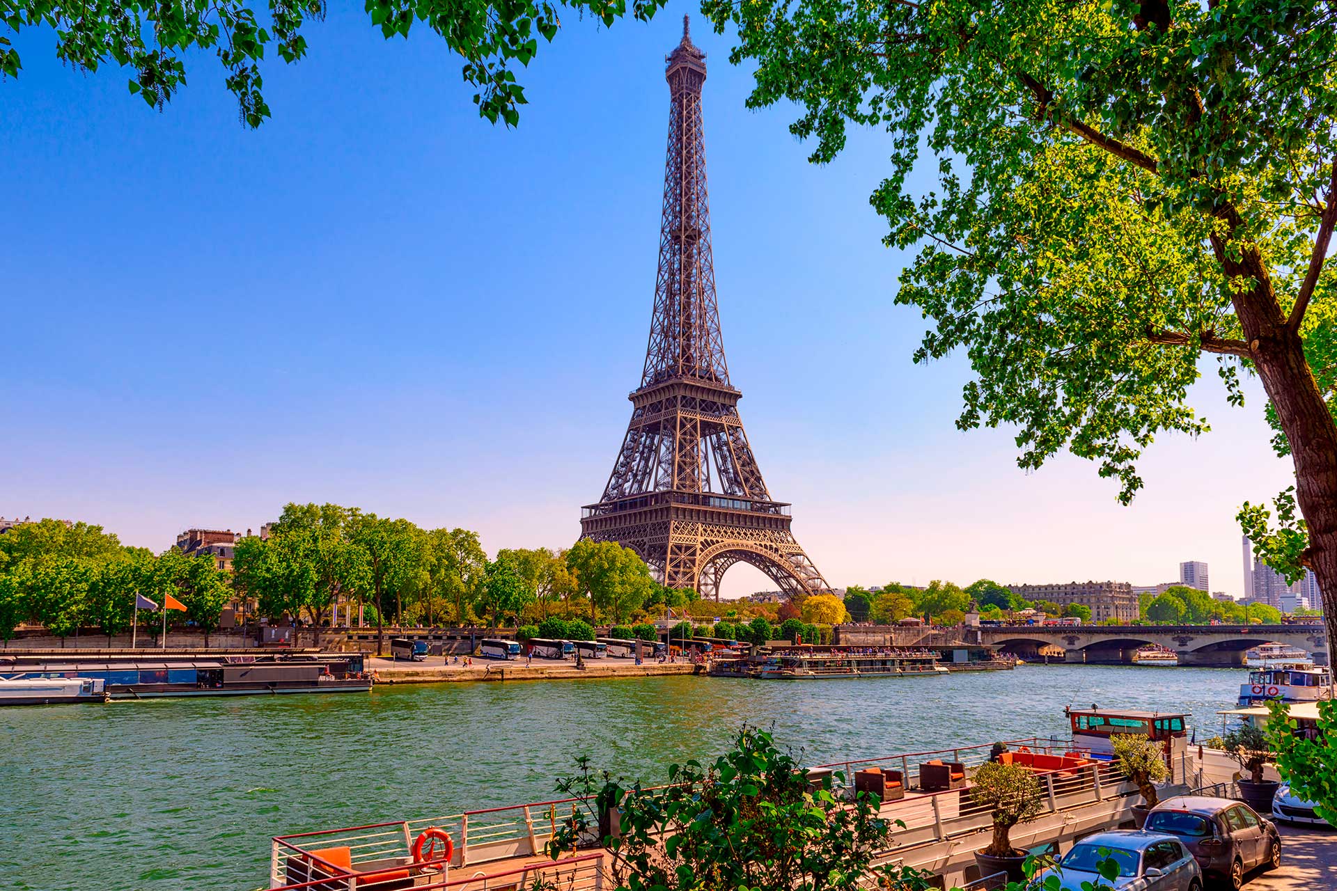 Как переехать во францию. Переезд во Францию. Сена башня Париж. Эйфелева башня река сена флаг.