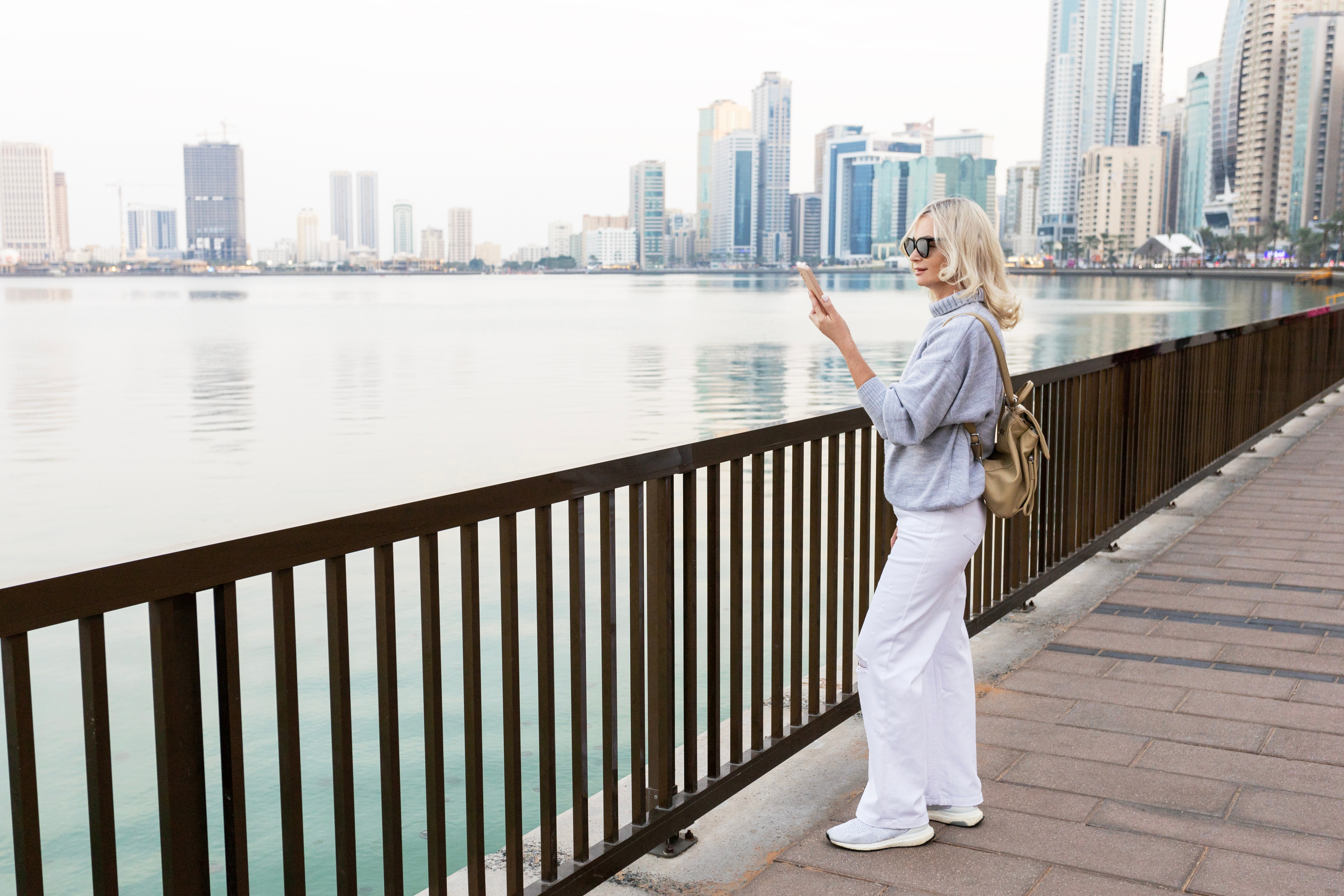 A girl visits the UAE on a visaran