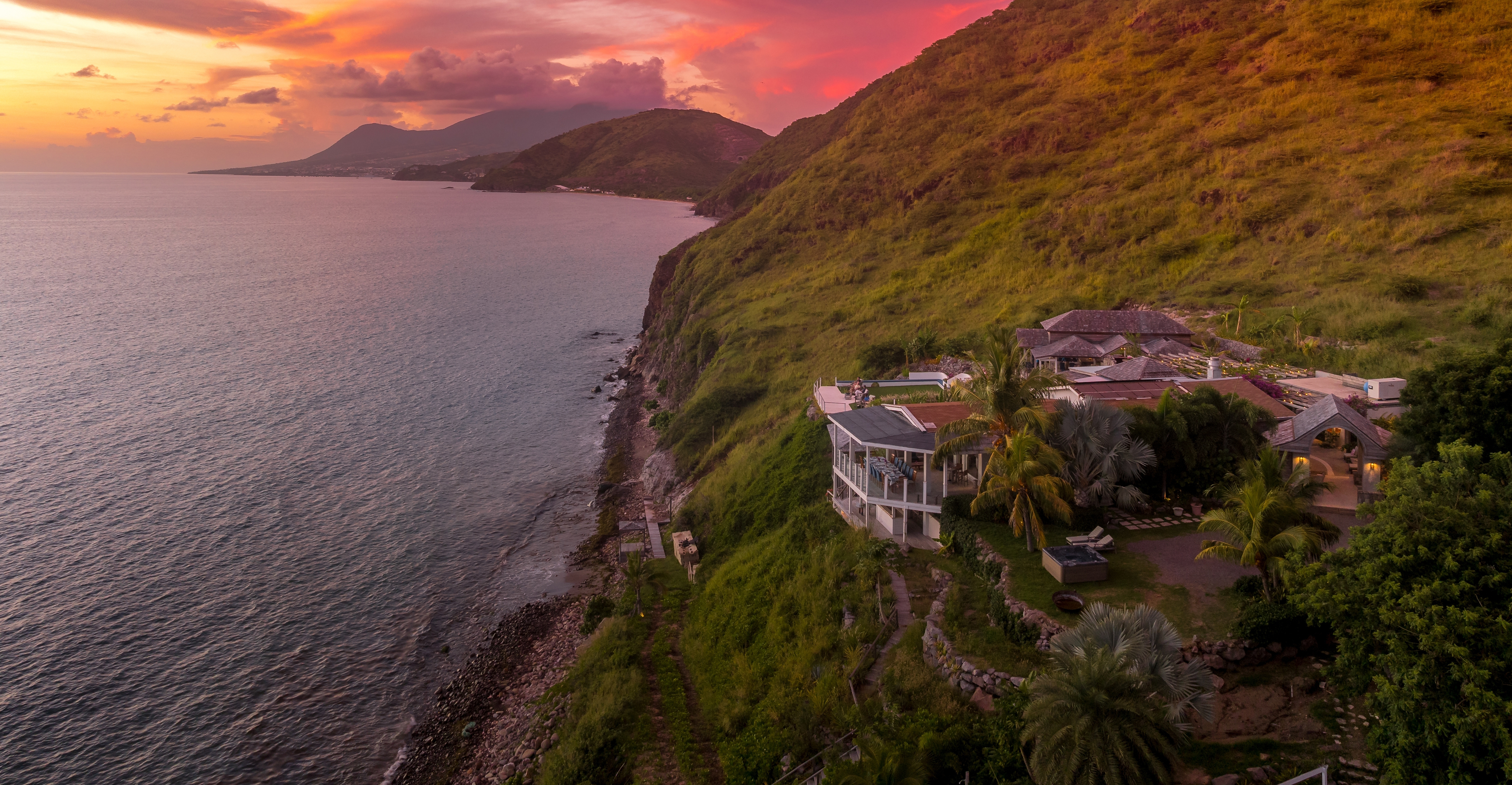 Роскошная вилла на склоне утёса с видом на океан на Сент-Китс и Невис — элитная прибрежная недвижимость на Карибах на закате