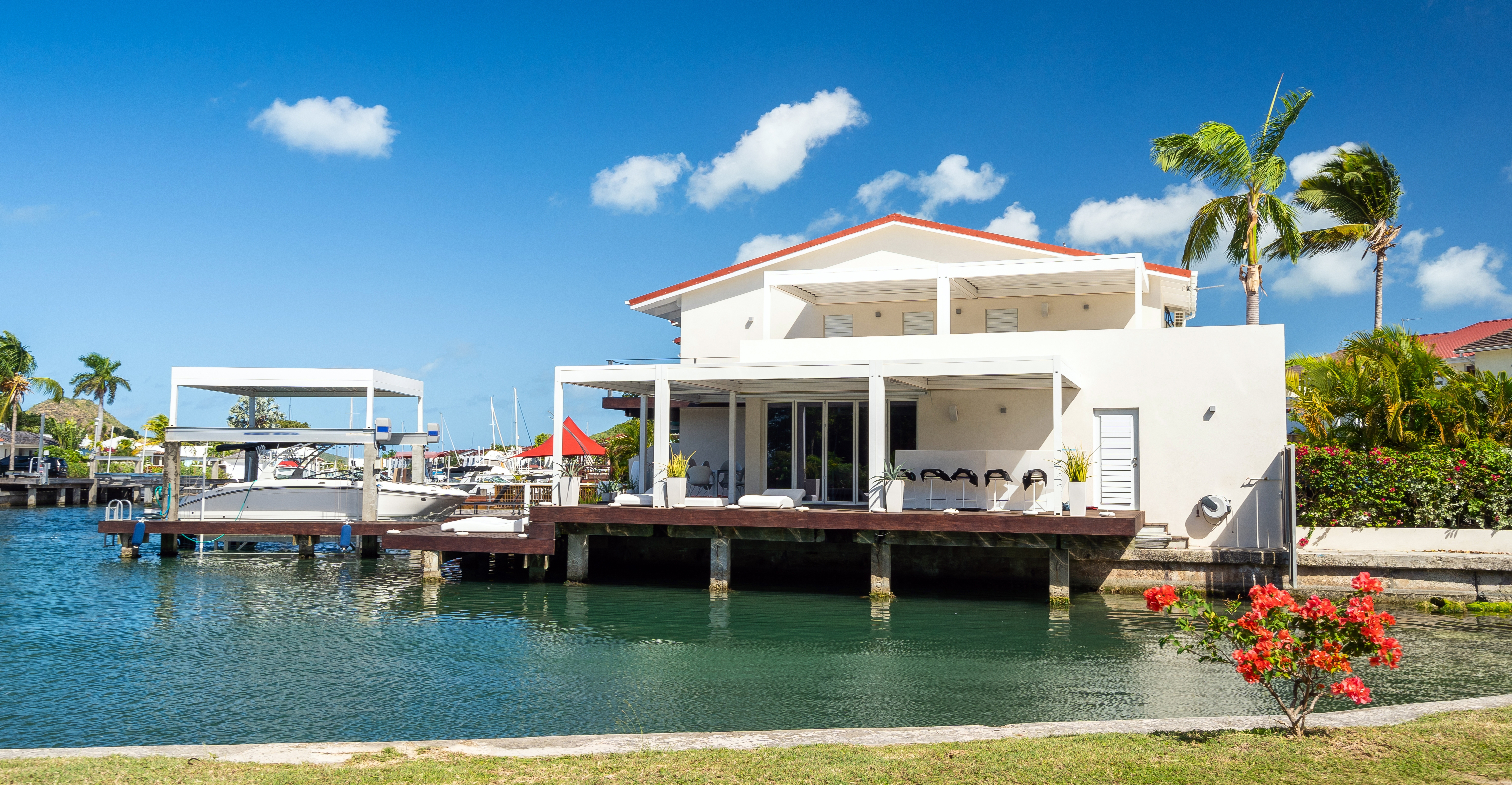 Современная вилла у воды на Антигуа и Барбуде — элитная недвижимость на Карибах с террасой, причалом и видом на лагуну