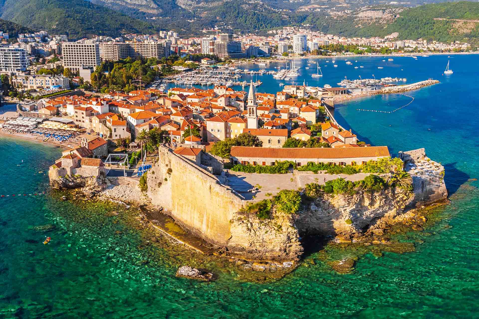 Красивый вид  на Будву с высоты птичьего полета