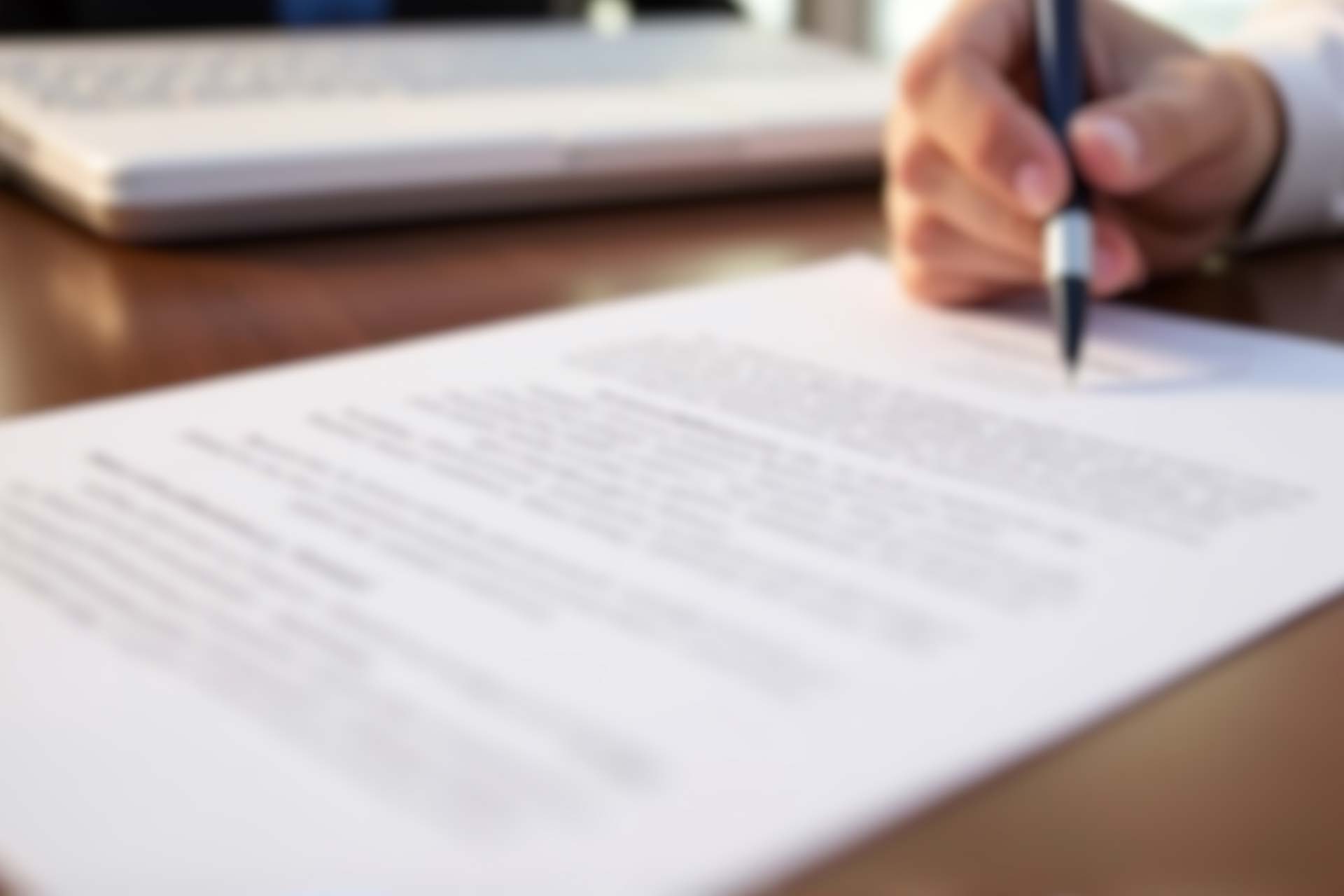 Мужчина подписывает важные документы