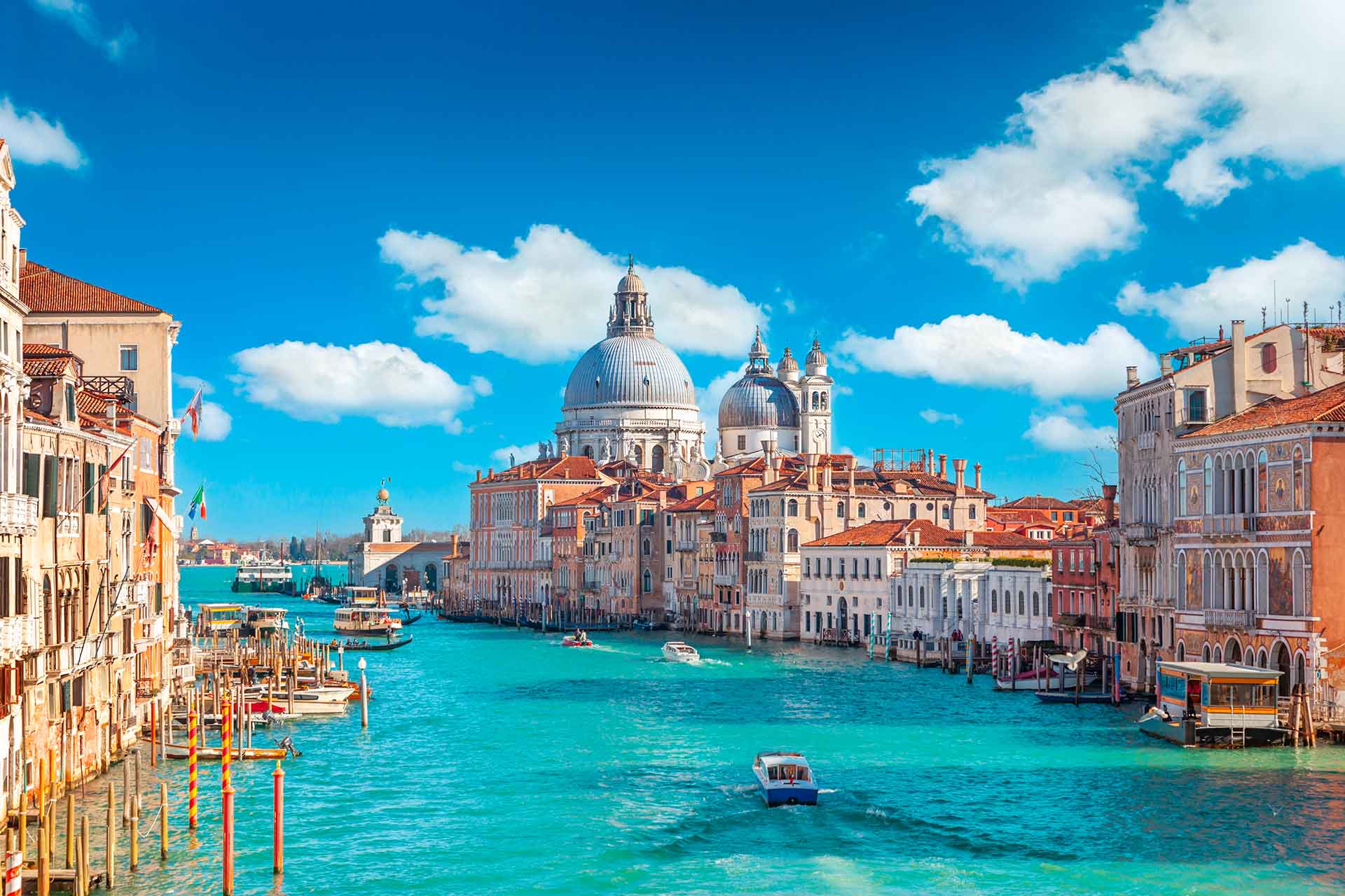 Вид на Гранд-канал и базилику Санта-Мария-делла-Салюте в Венеции
