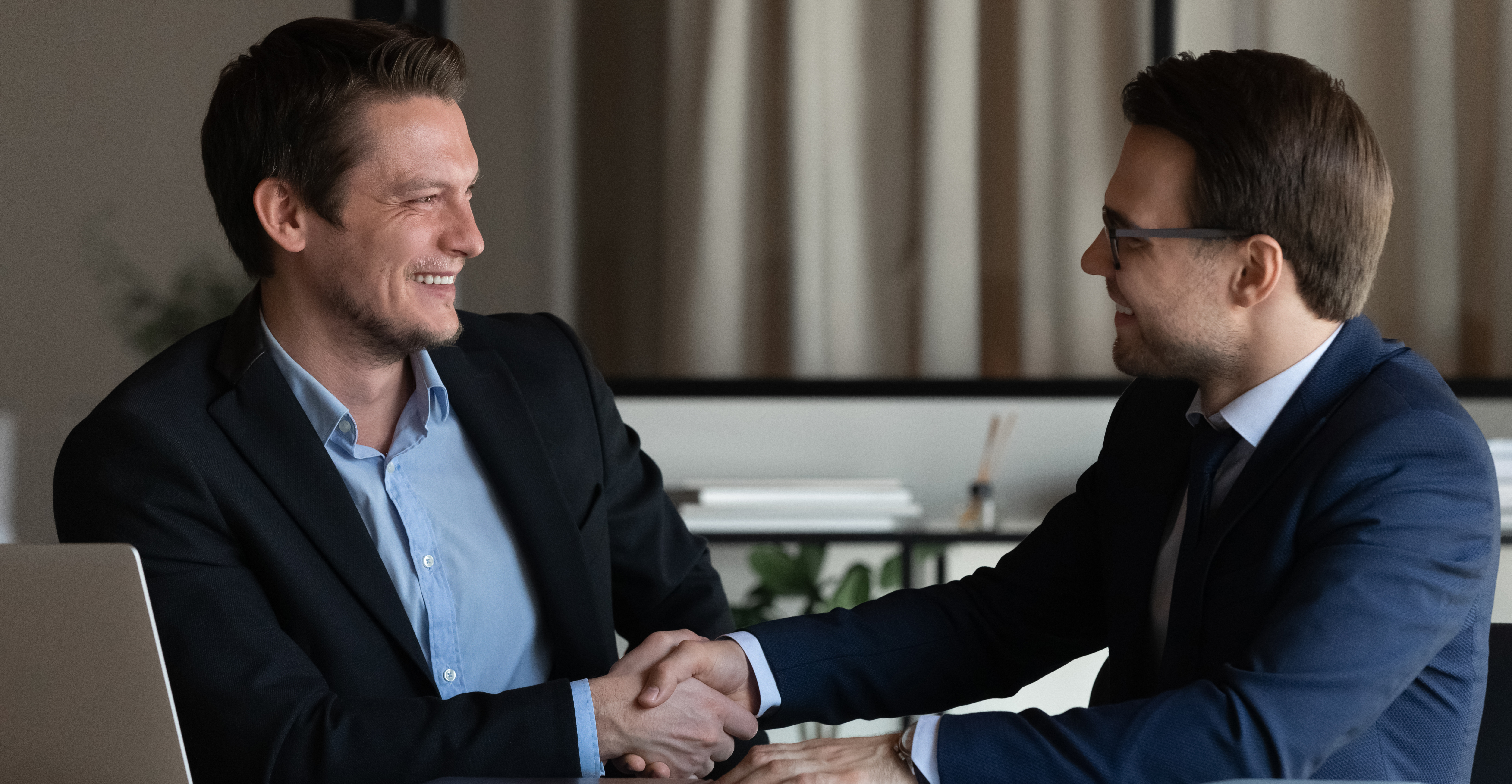 Миграционный юрист и клиент в Португалии после получения визы Д