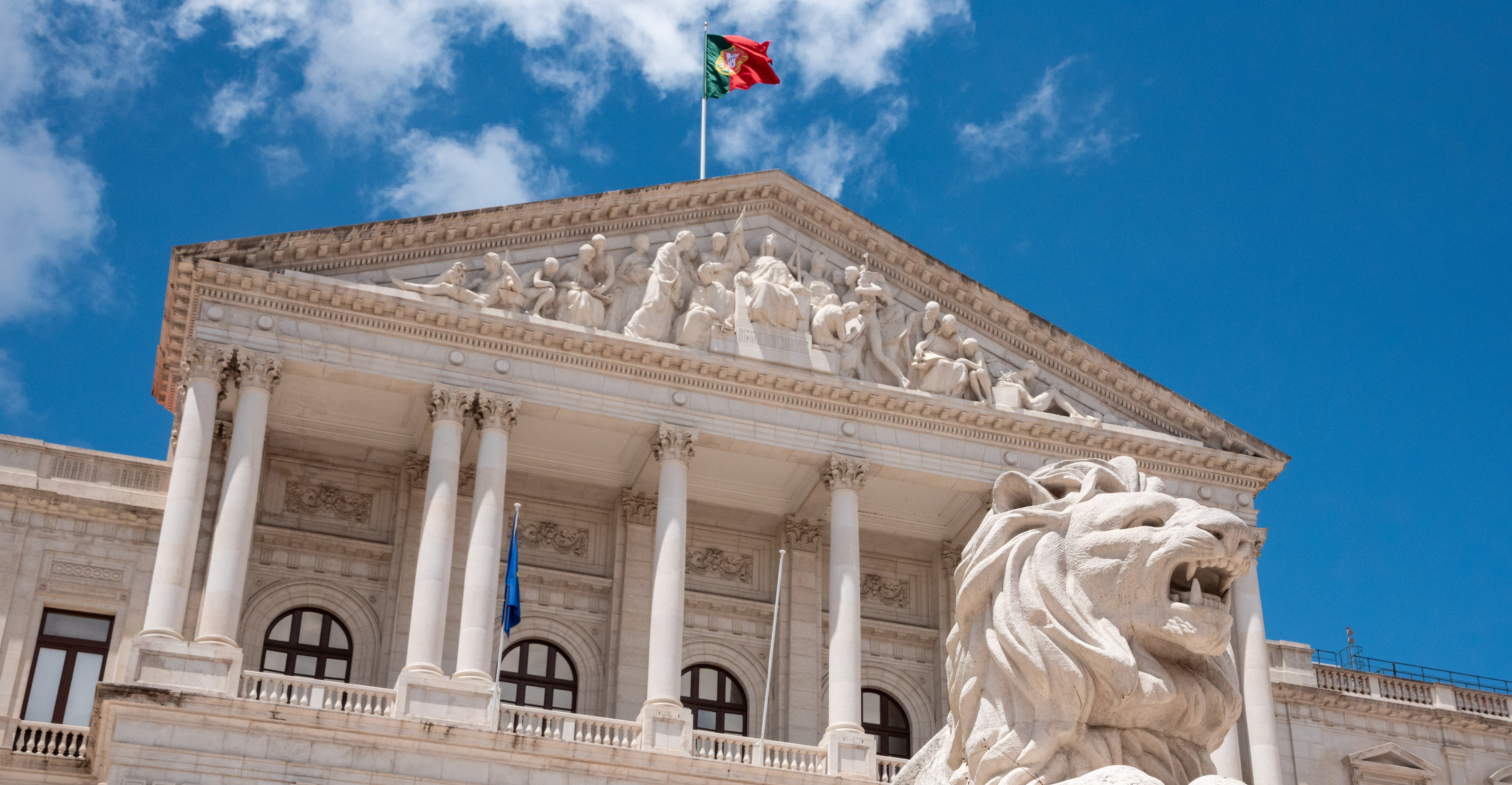 Здание с флагом Португалии