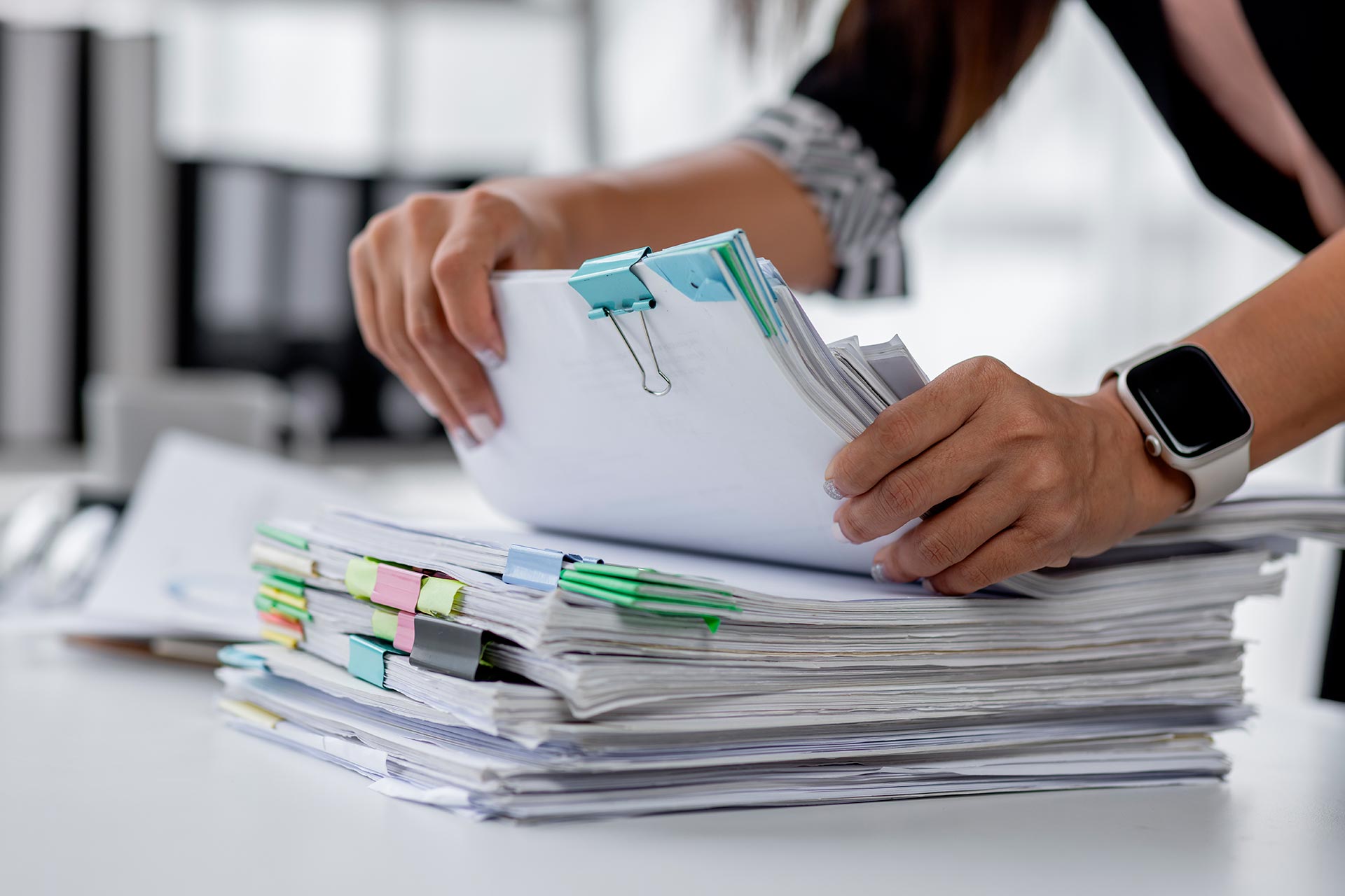 Женщина просматривающая кипу документов перед подачей на ВНЖ Мальты