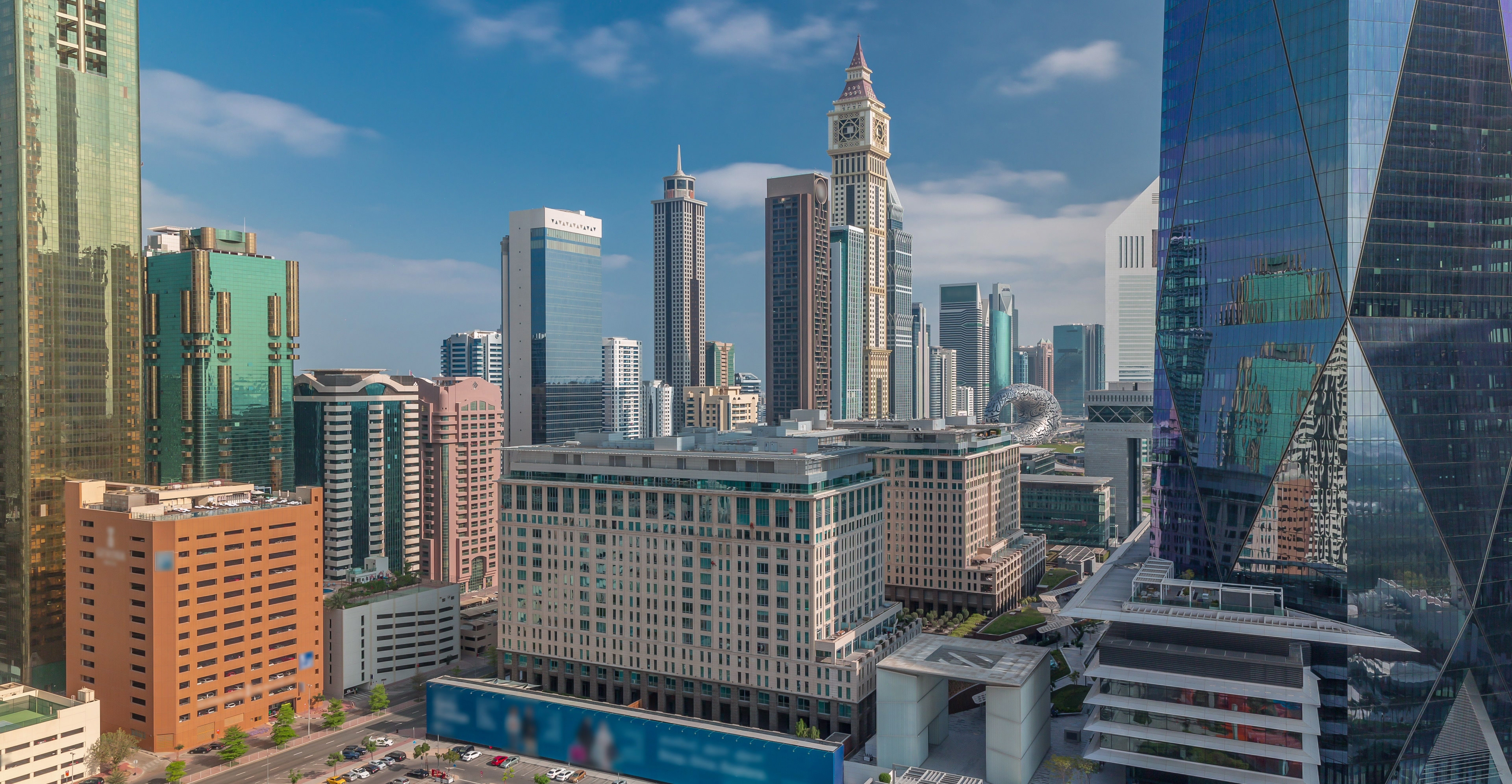 Вид на небоскребы района DIFC в Дубай