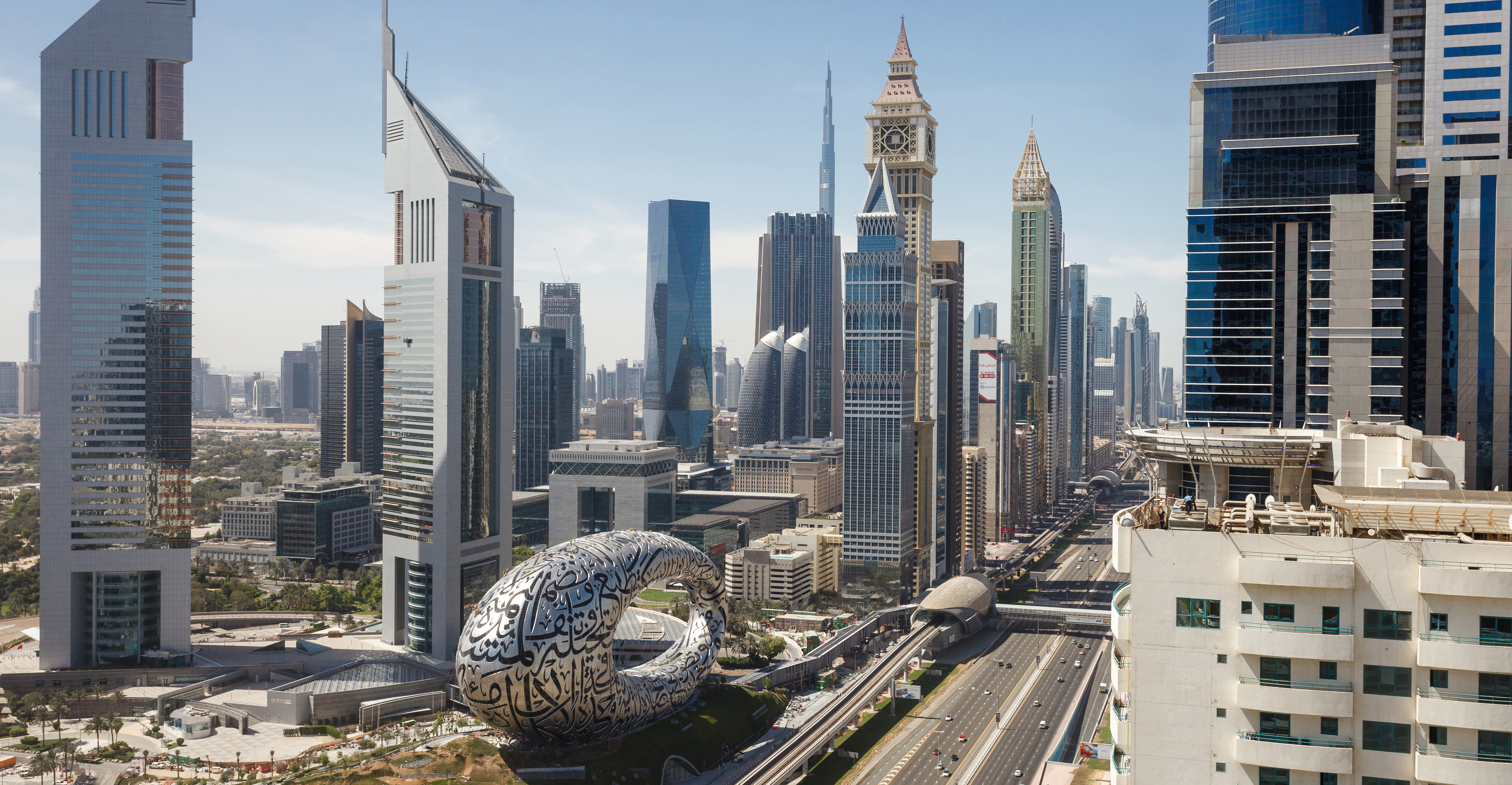 Вид на небоскребы и узей будущего в Дубай