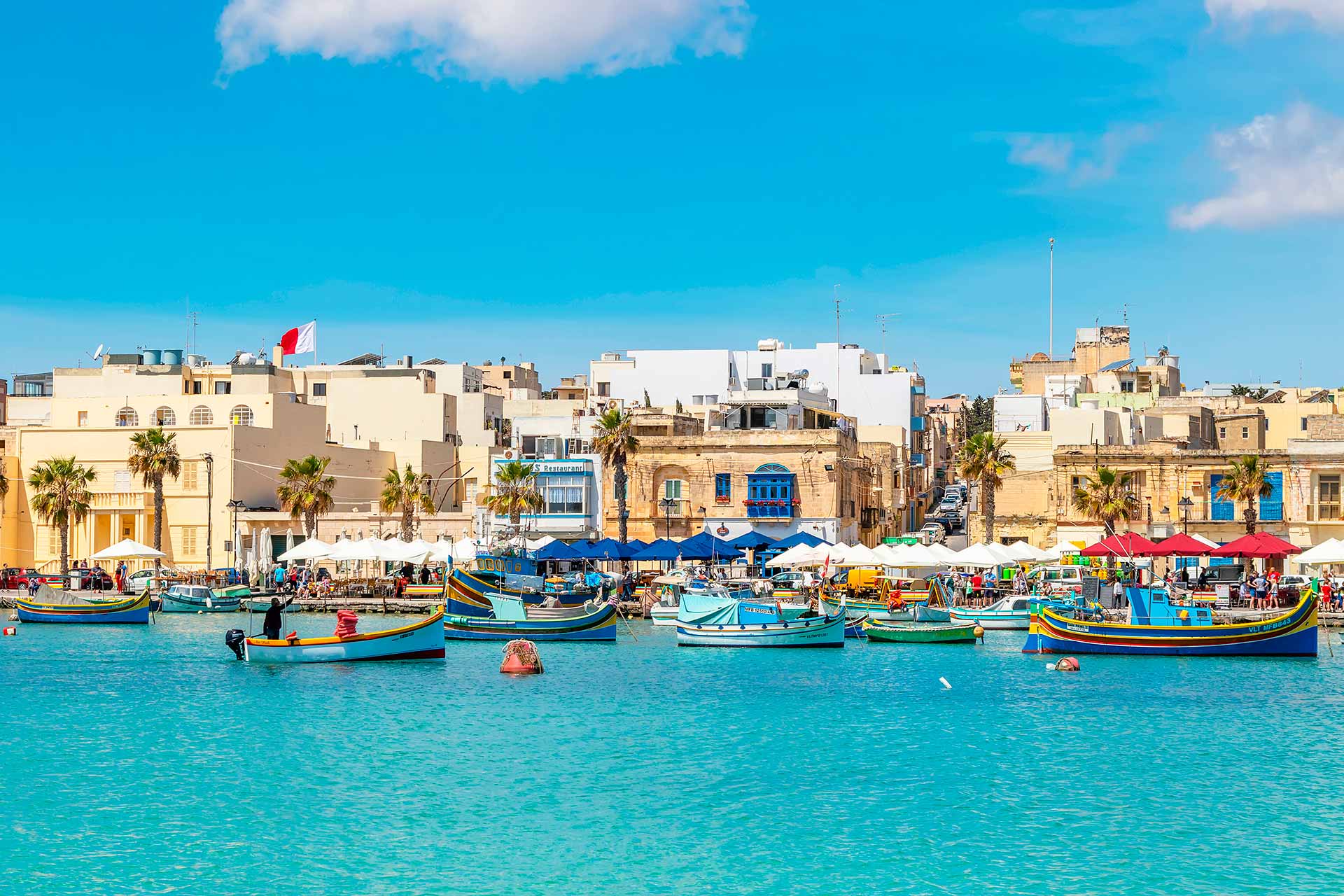 Красивый вид на мальтийское побережье в солнечную погоду