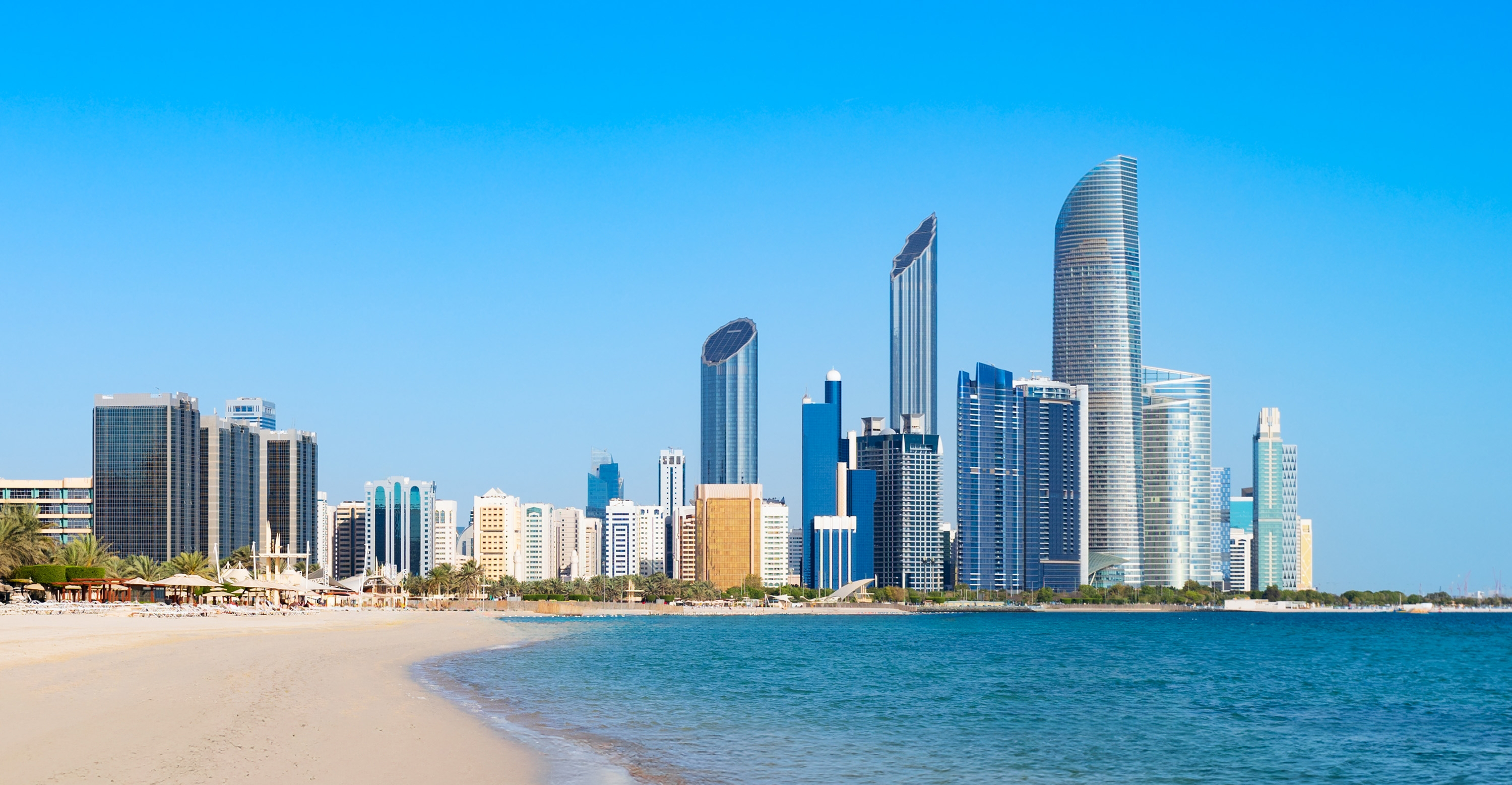 Вид на пляж и офисные центры в Абу-Даби
