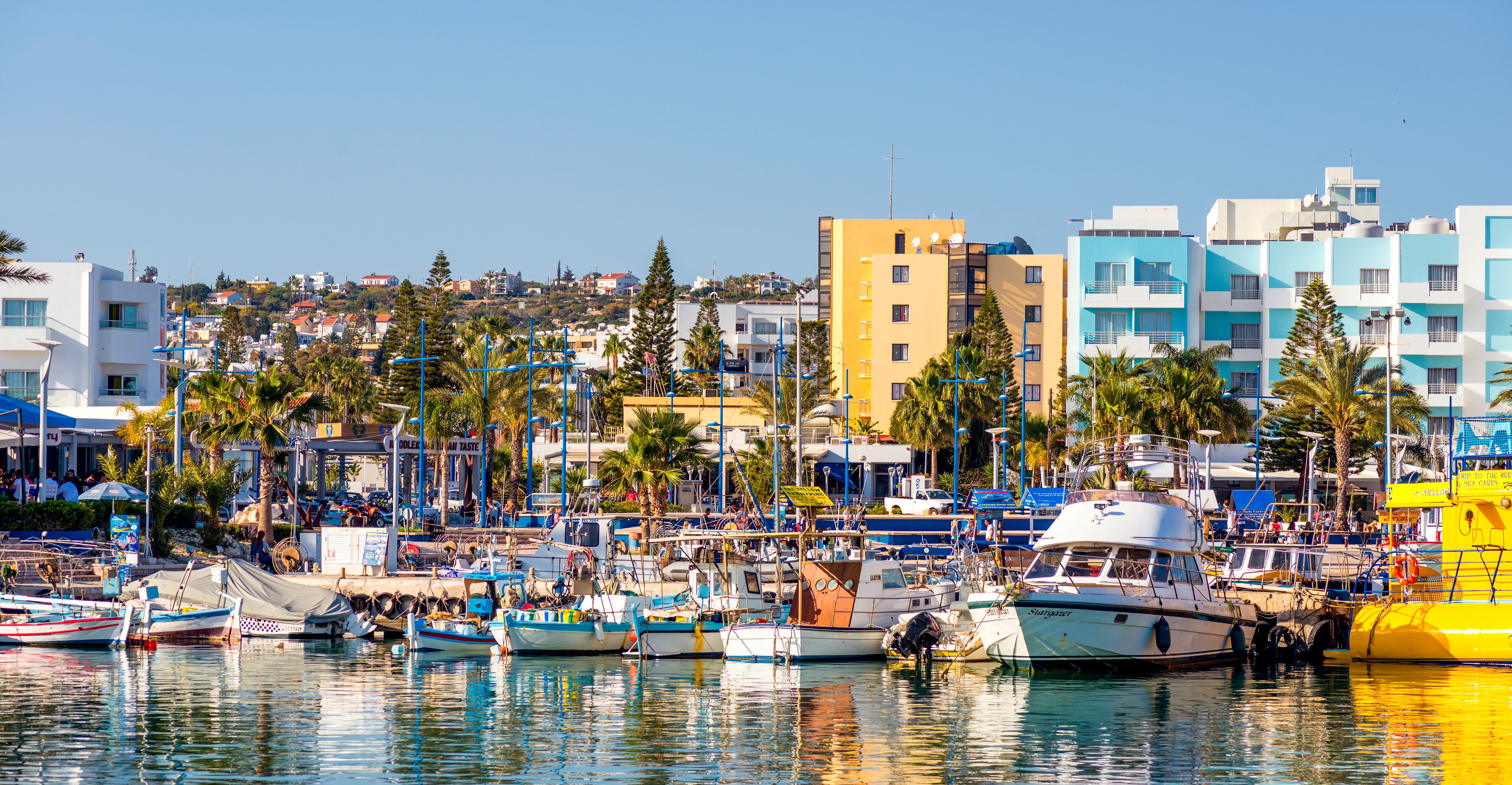 Вид на Айя‑Напу и его залив с пришвартованными яхтами