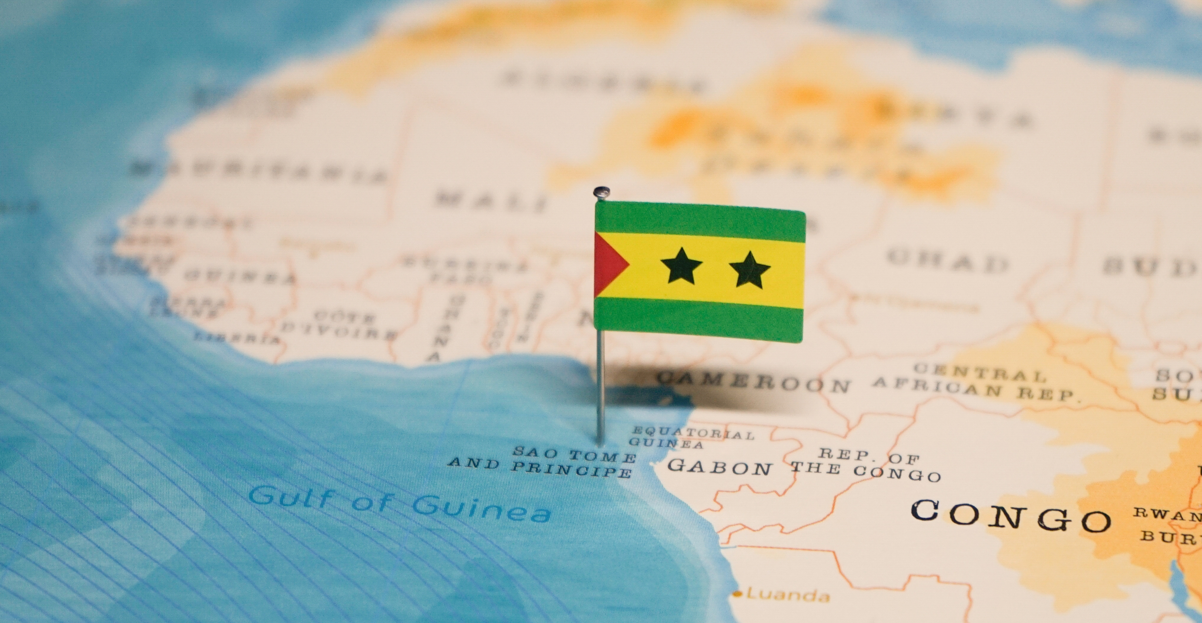 Флаг Сан-Томе и Принсипи на карте Центральной Африки, показывающий географическое положение страны.