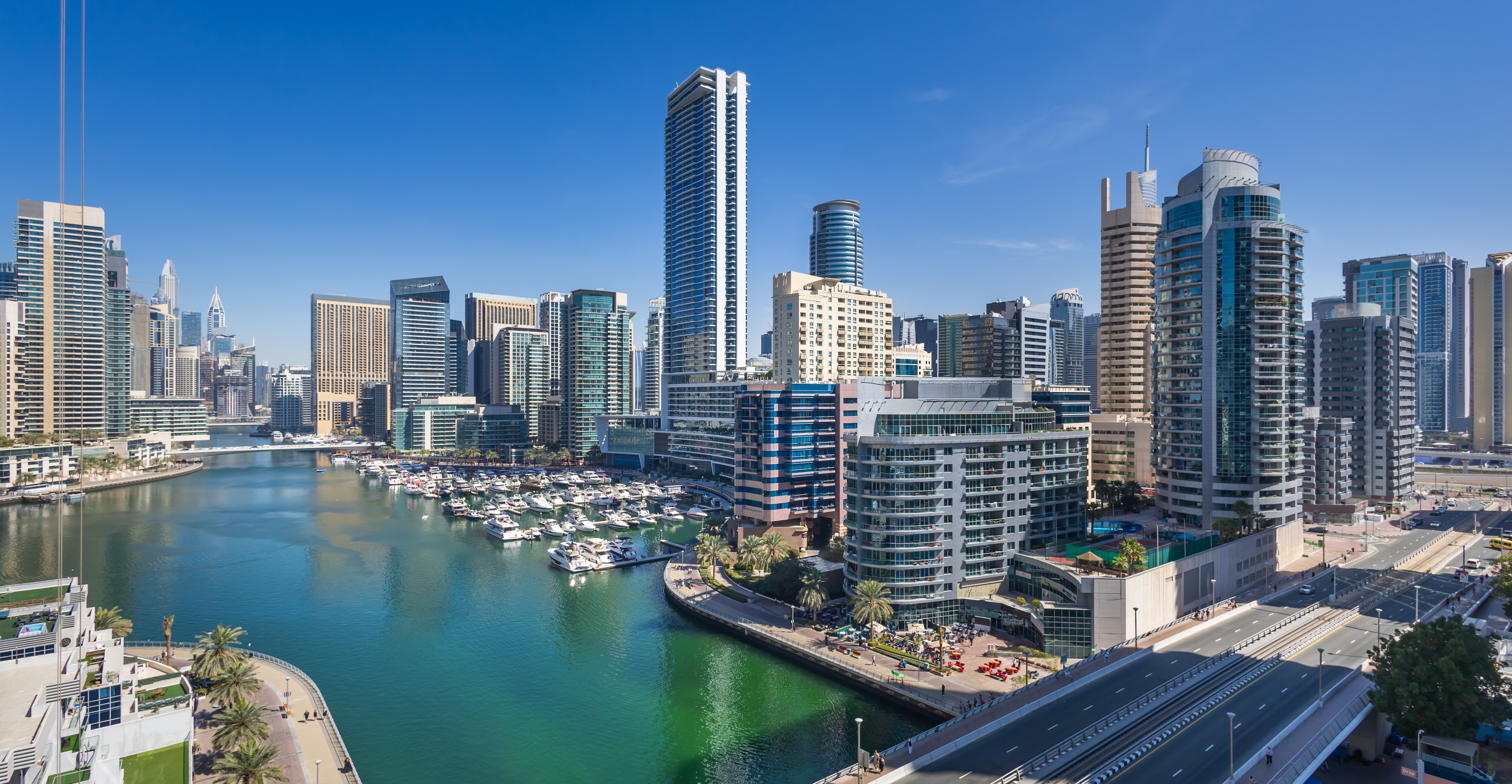 Воздушный вид на яхты и лодки из роскошных апартаментов Дубай. ОАЭ