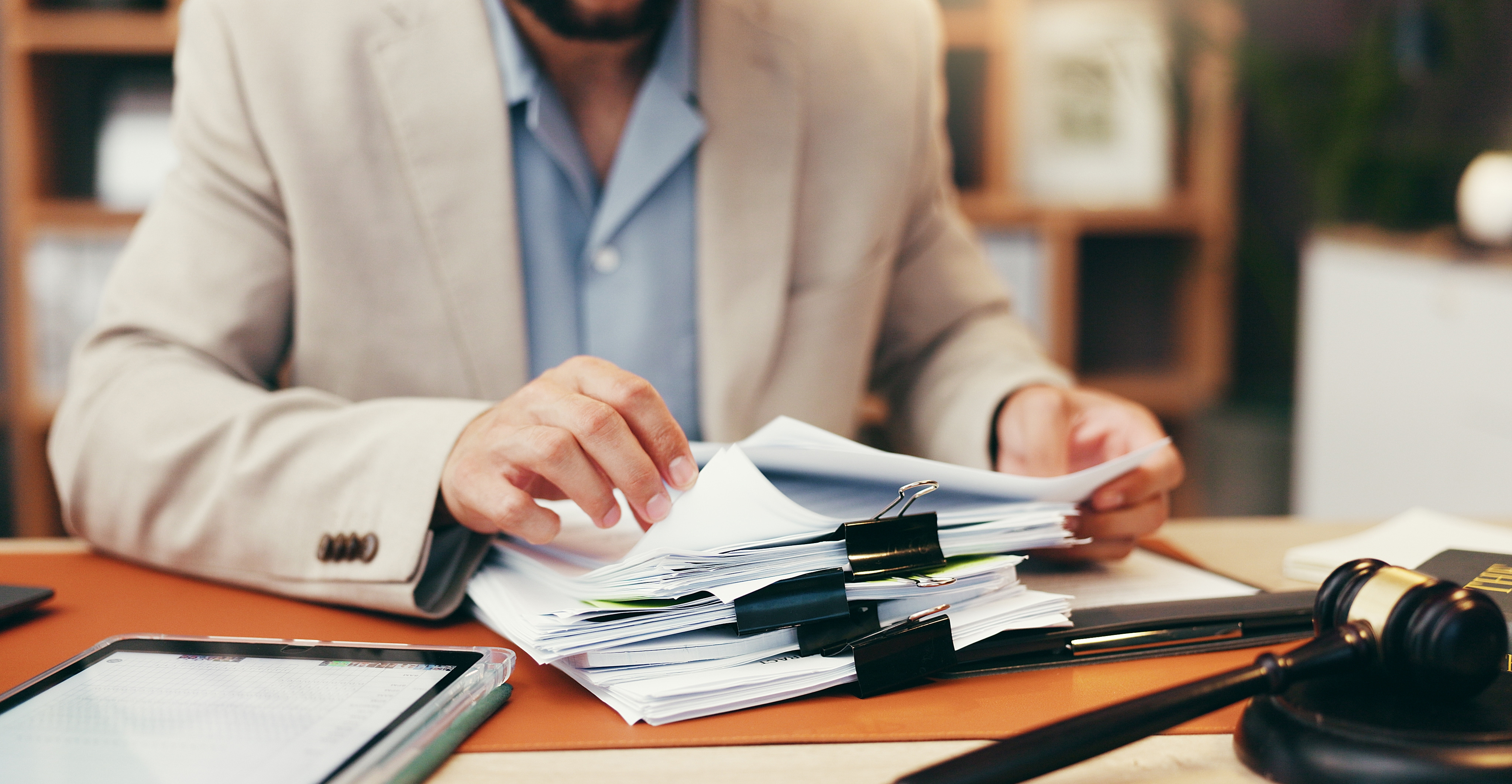 Руки юриста и стопка с документами в офисе для юридического обзора, администрации и расследования