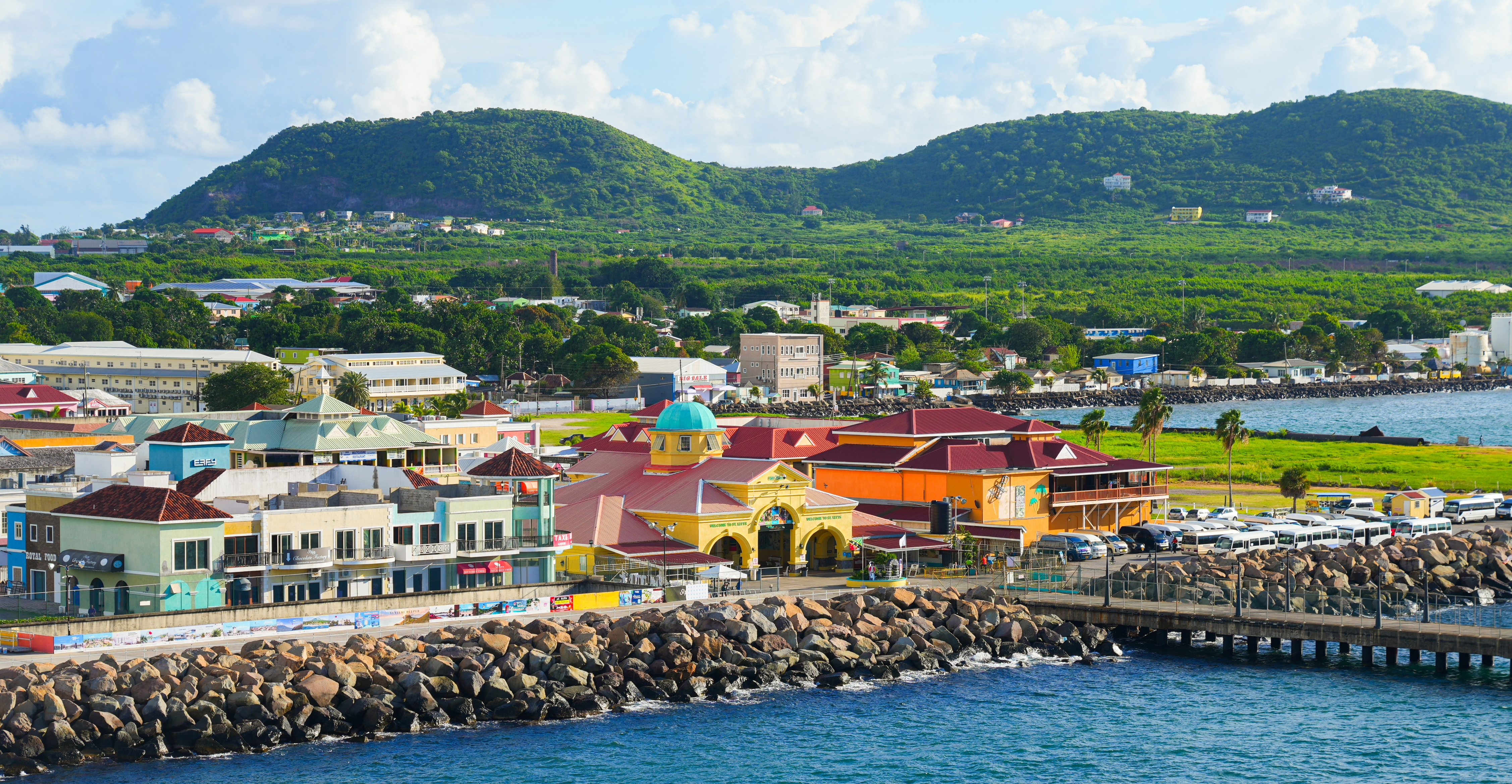 Вид с воздуха на терминал круизного лайнера Порт-Занте в Бастер, Сент-Китс, в Карибском бассейне