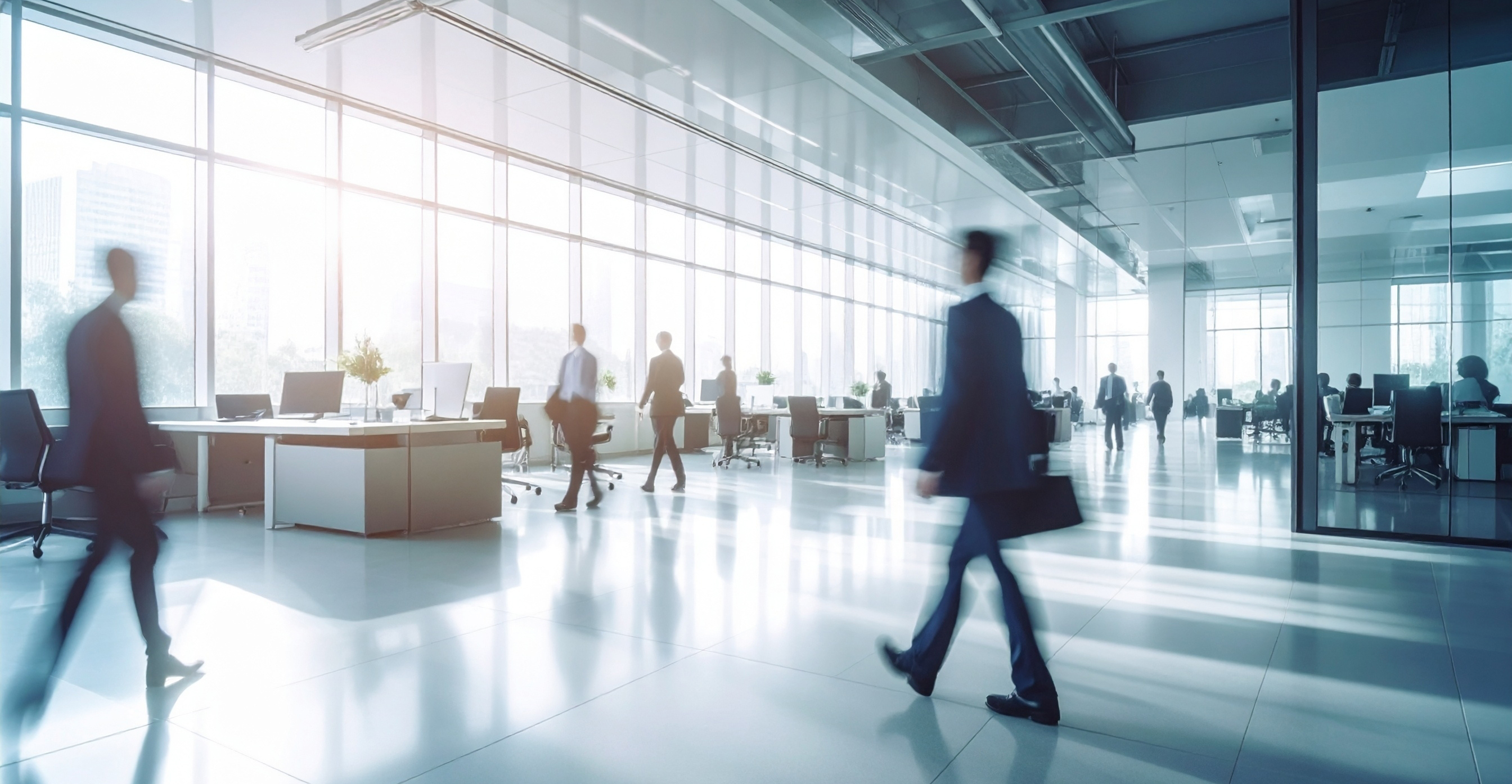 Деловые люди, гуляющие по коридору бизнес-центра