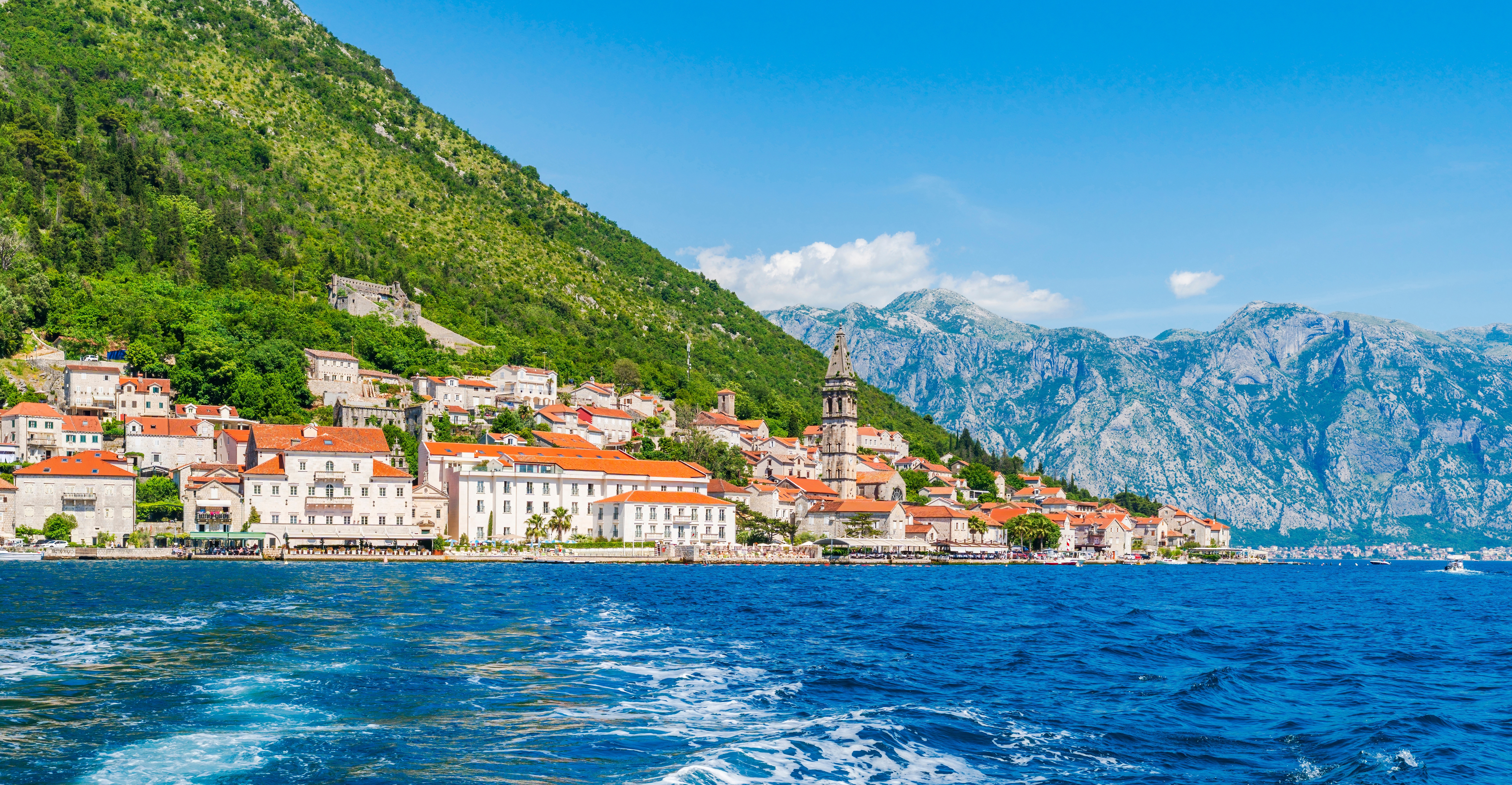 Вид на город Пераст через Которский залив в Черногории