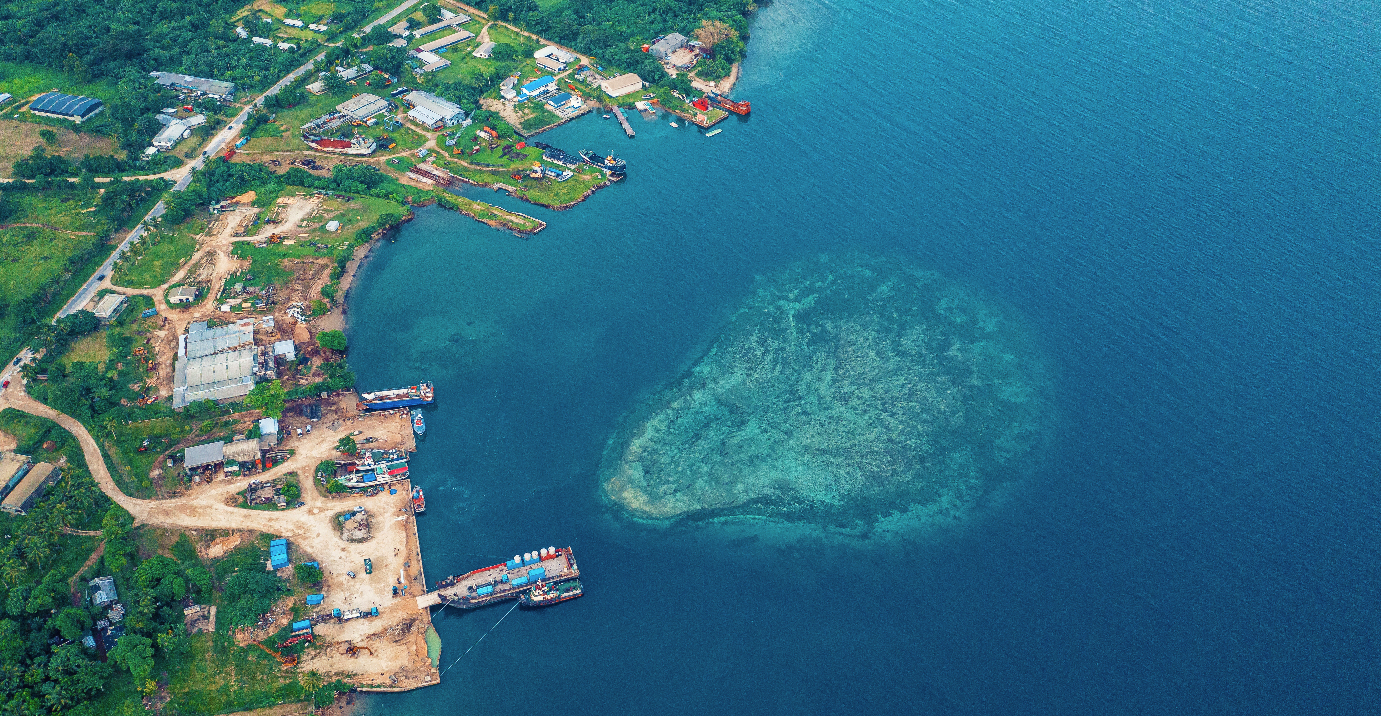 Вид на акваторию в порту Вануату с высоты пичьего полета