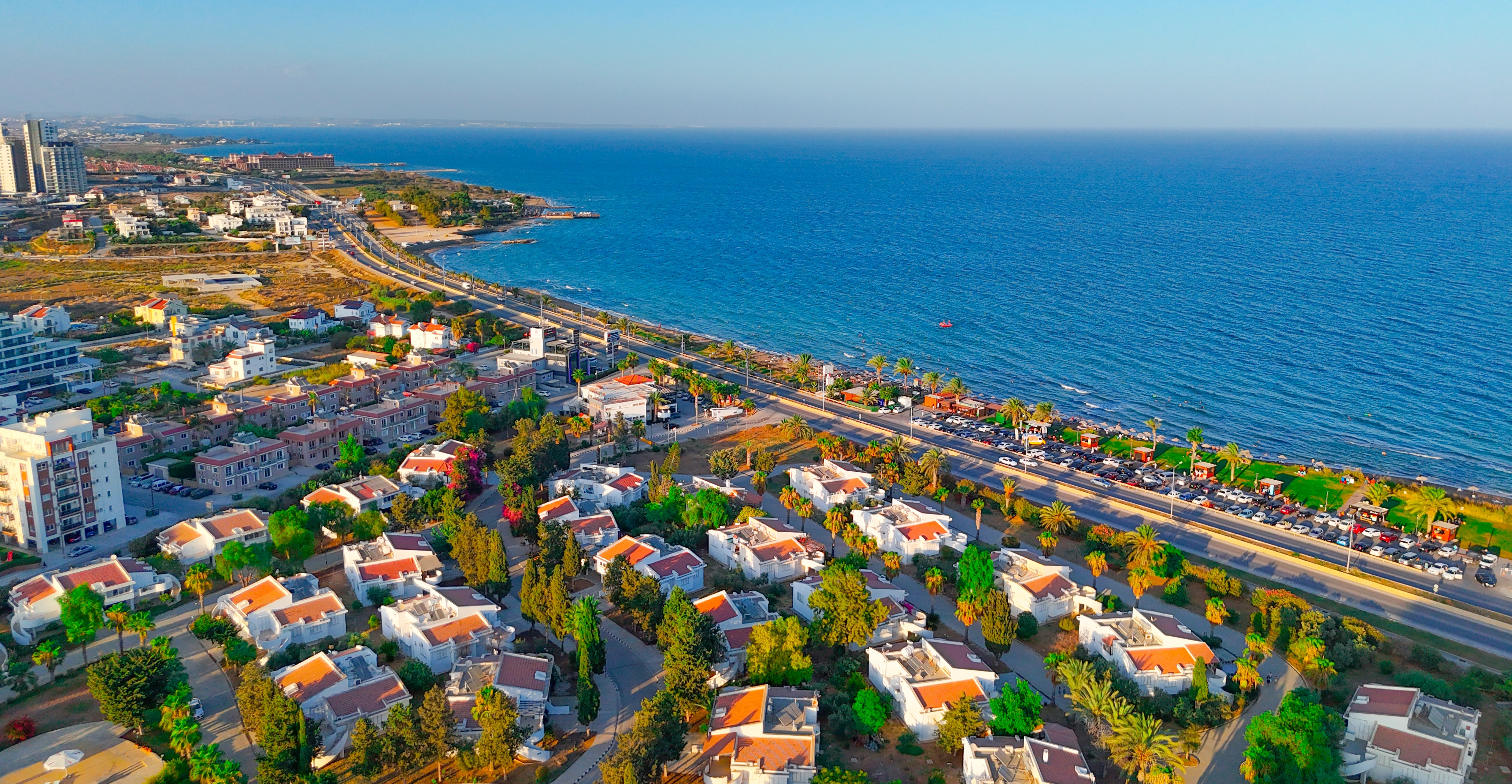 Вид с воздуха на пристань и пляж Северного Кипра. Кузей Кыбрис