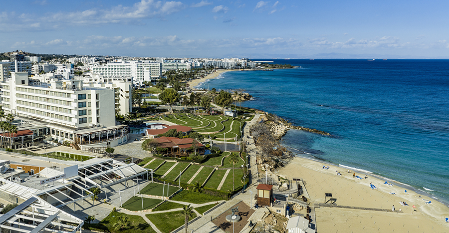 Вид с воздуха на дрон курорта Протарас на Кипре с песчаным пляжем и бирюзовым морем