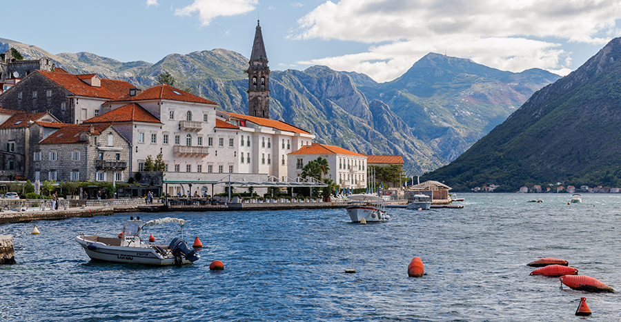 Уютный прибрежный город в Черногории с традиционными домами и живописным видом на море