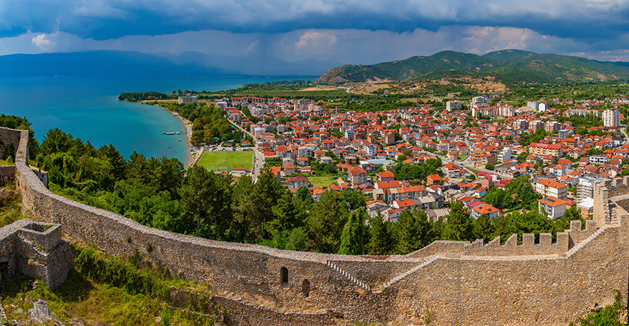 Вид с высоты птичьего полета на залив в Северной Македонии