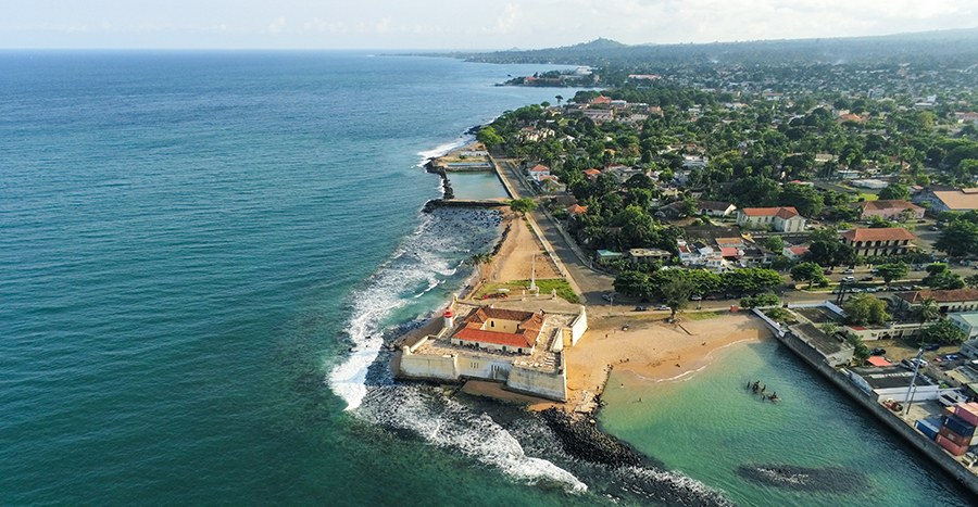 Вид с моря на форт Сан-Себастьян в Сан-Томе и Принсипи и городское побережье